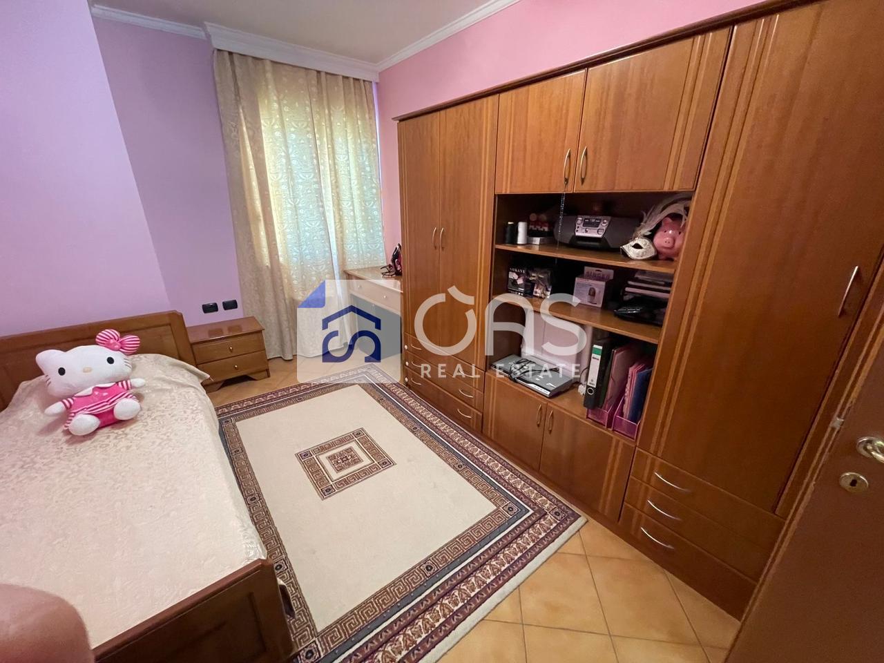 Jepet me qera apartament 2+1+2 Tek Stadiumi Air Albania.