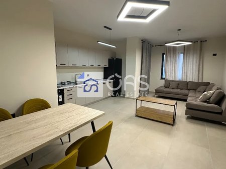 Affittasi appartamento 2+1+lavanderia presso Komuna e Parisit.