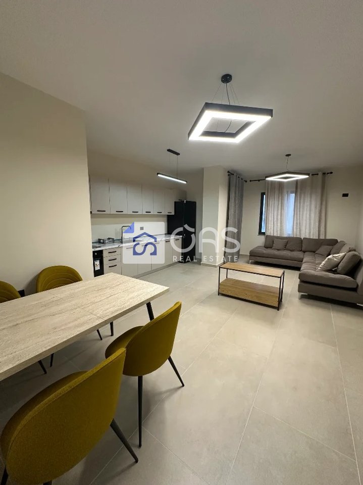 Affittasi appartamento 2+1+lavanderia presso Komuna e Parisit.