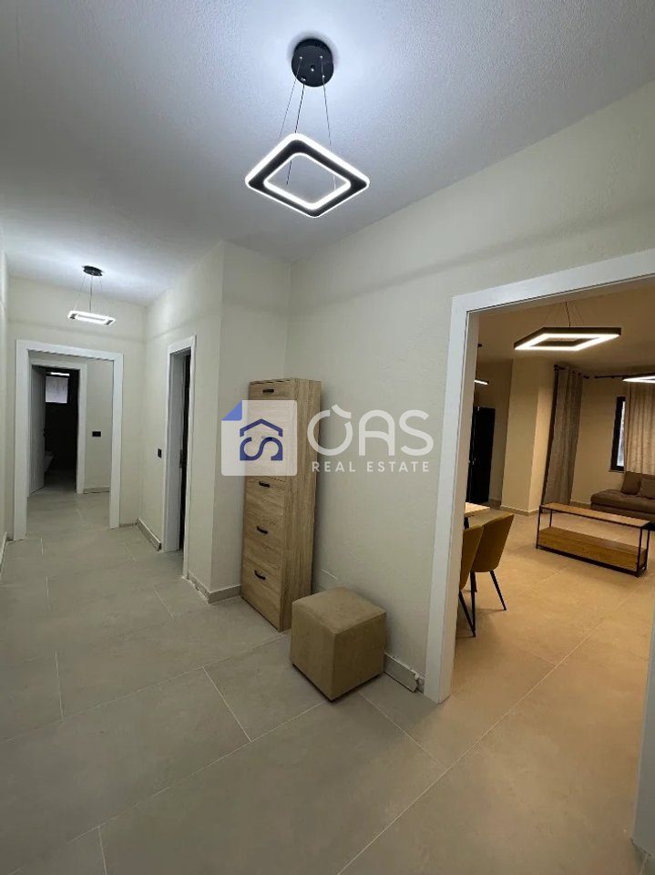 Affittasi appartamento 2+1+lavanderia presso Komuna e Parisit.