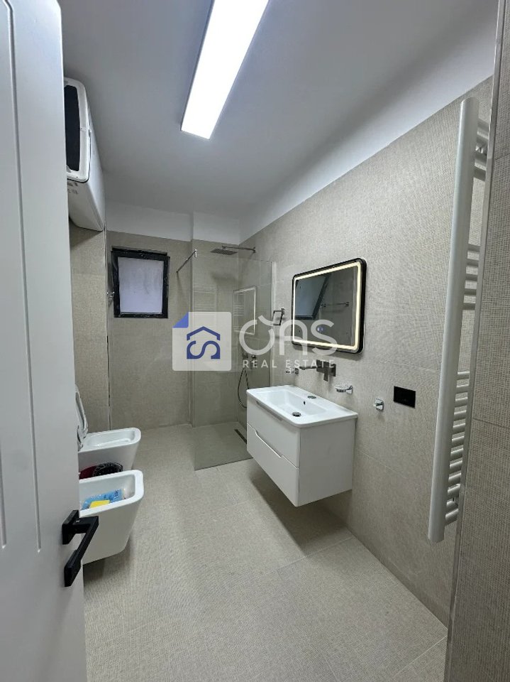 Affittasi appartamento 2+1+lavanderia presso Komuna e Parisit.