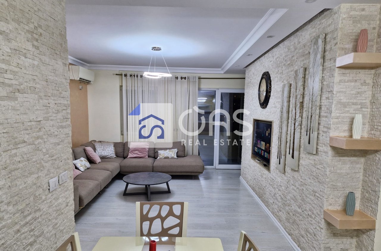 Vendesi appartamento 3+1+2 a Xhamllik