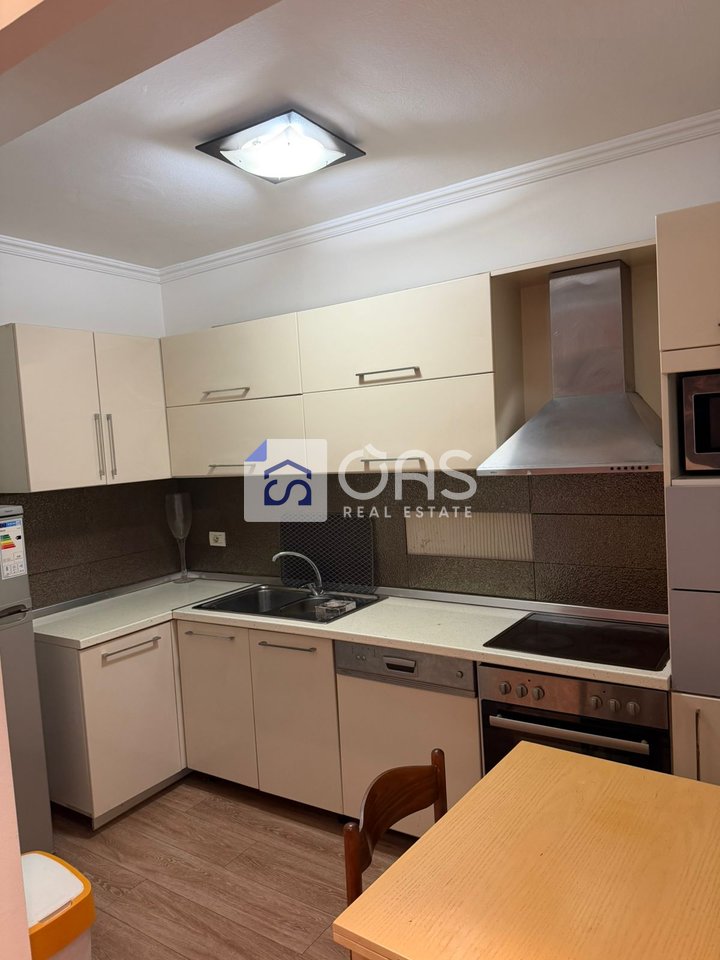 Jepet apartament me qera 2+1 Stacioni Trenit