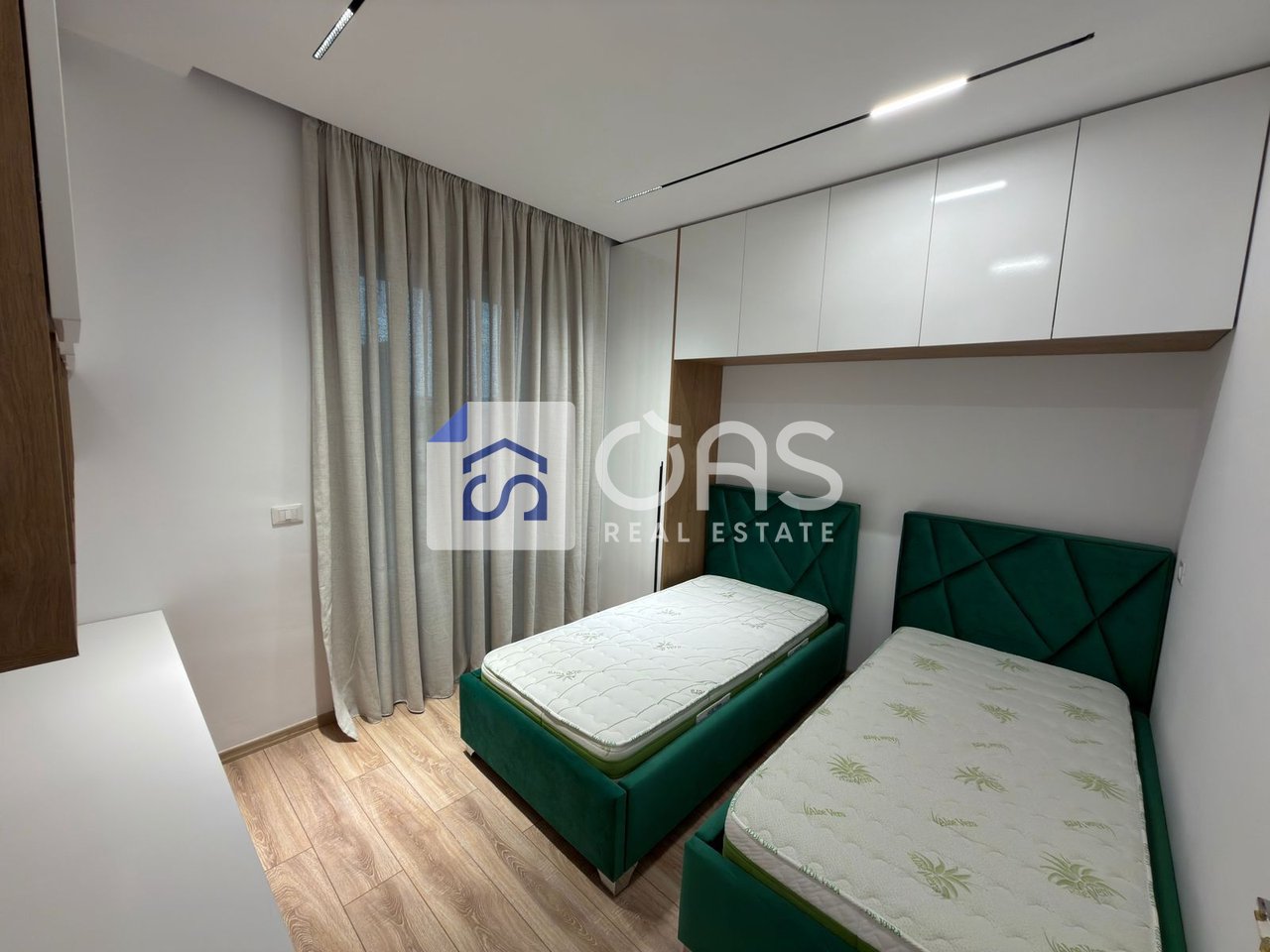 Apartment 2+1 for rent at Komuna e Parisit (Bega 007)