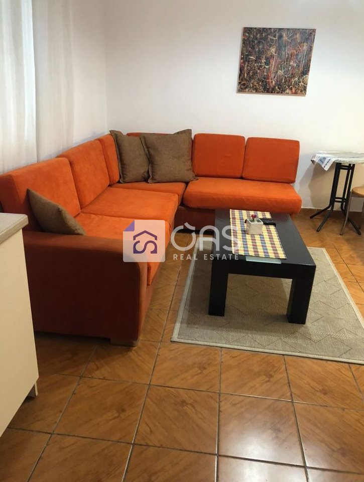 1+1 apartment for rent at Komuna e Parisit