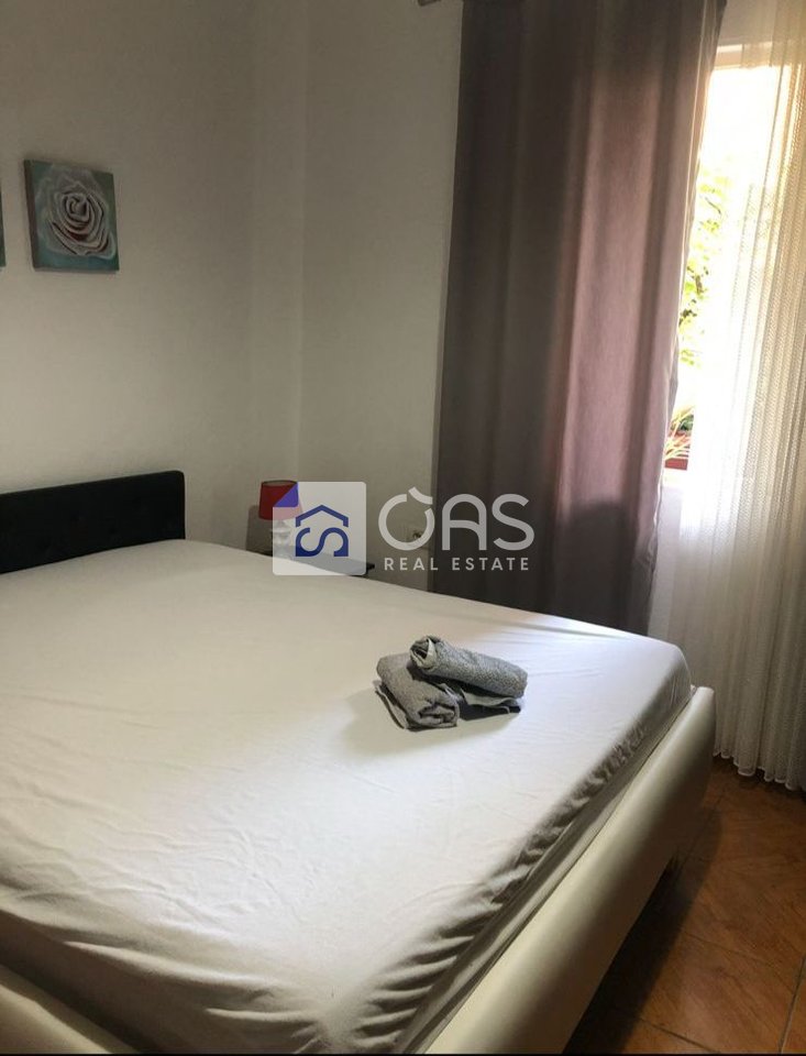 1+1 apartment for rent at Komuna e Parisit