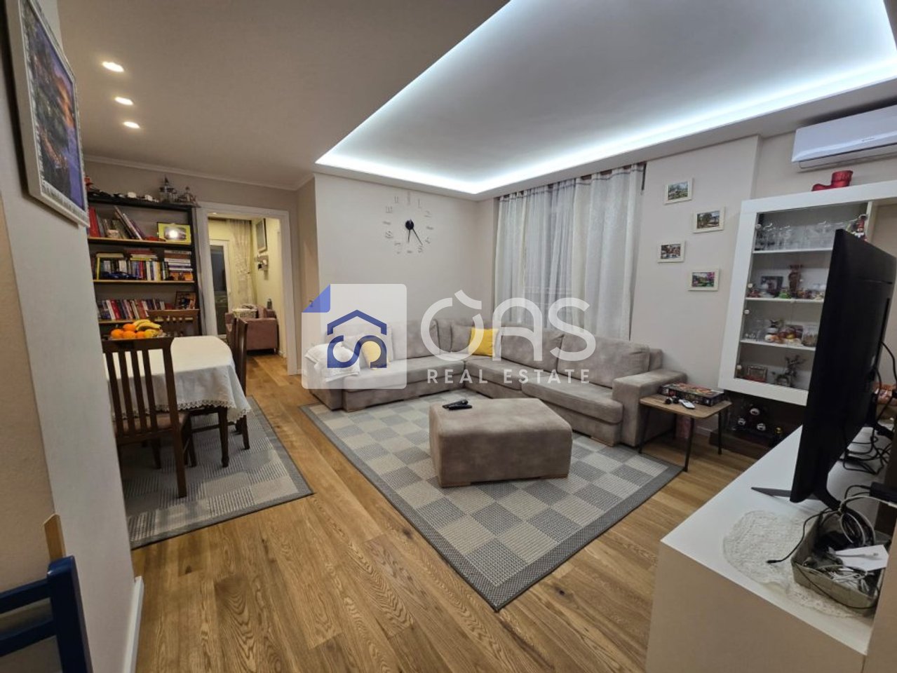 Jepet me qera apartament 3+1 tek Pazari i Ri