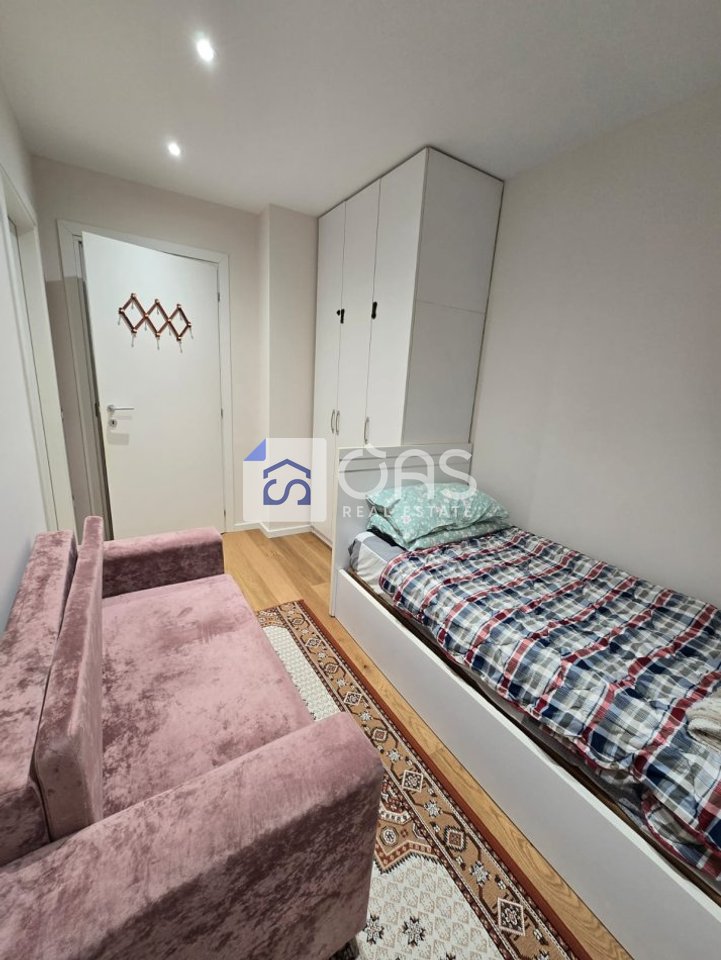 Jepet me qera apartament 3+1 tek Pazari i Ri