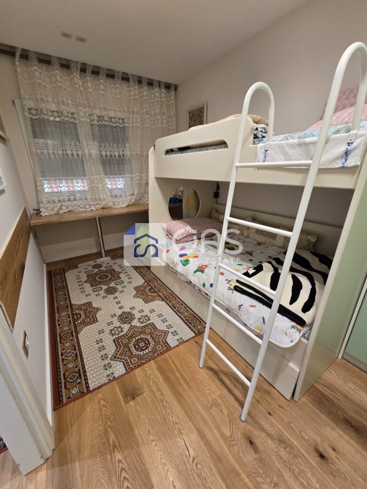 Jepet me qera apartament 3+1 tek Pazari i Ri