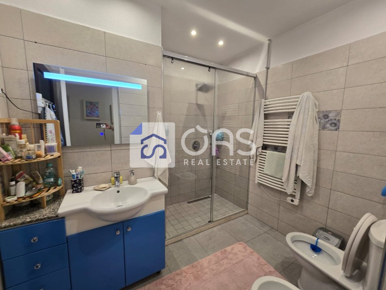 Jepet me qera apartament 3+1 tek Pazari i Ri