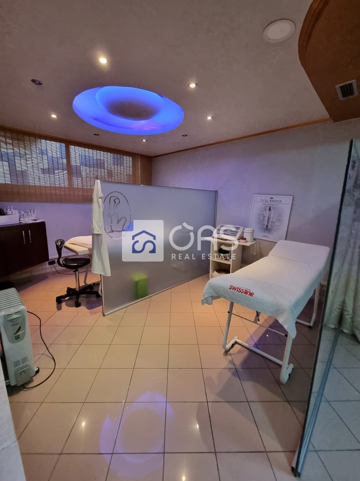 Shitet ambienti per cdo lloj biznesi  rruga e durrsit   (OKAZION)