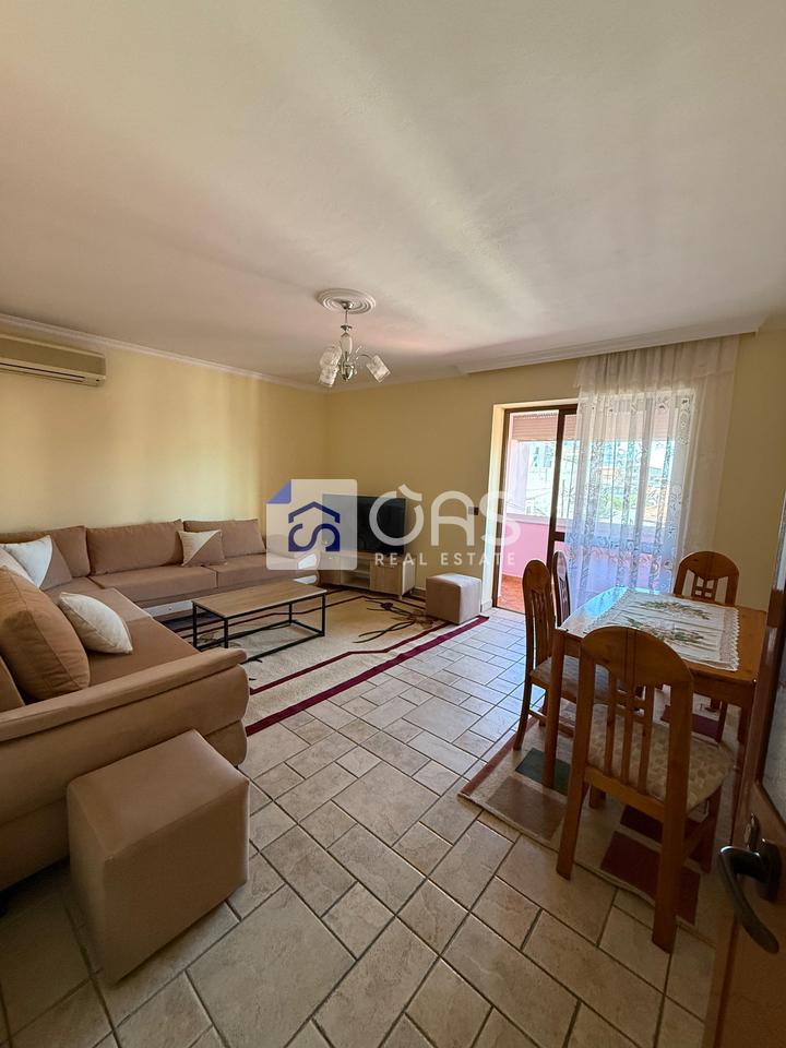 Jepet me qera apartament  3+1 ne Xhamllik