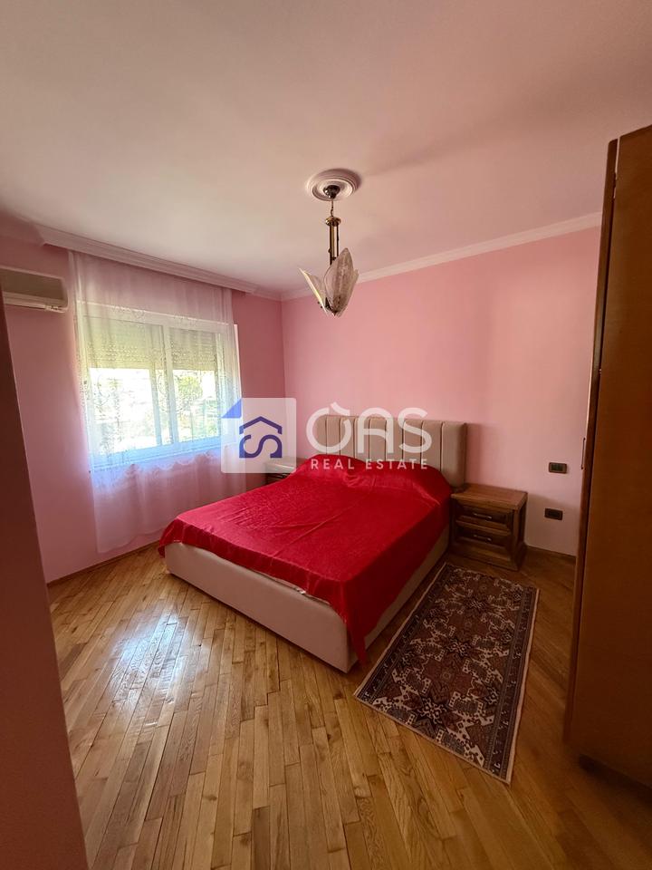 Jepet me qera apartament  3+1 ne Xhamllik