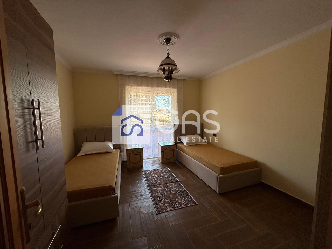 Jepet me qera apartament  3+1 ne Xhamllik