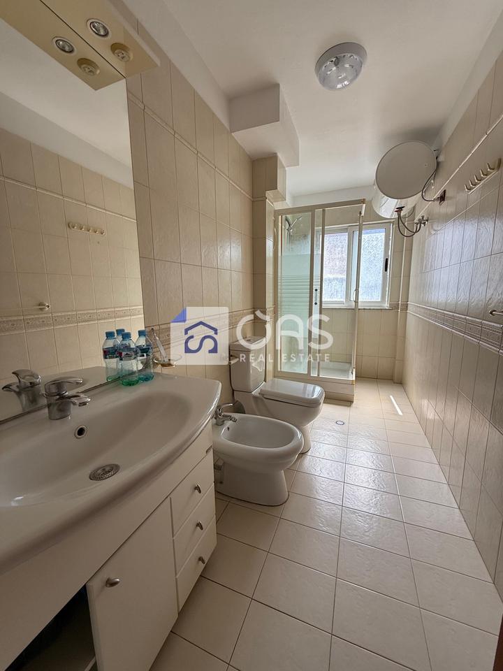 Jepet me qera apartament  3+1 ne Xhamllik