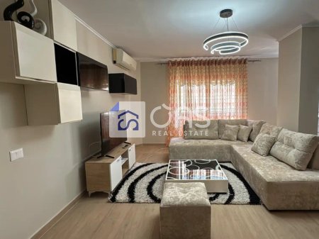 Jepet me qera apartament 2+1  tek Komuna e Parisit