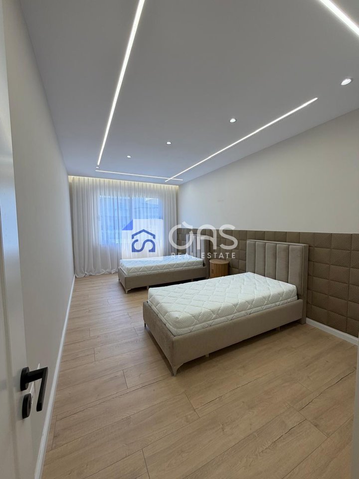 Shitet apartament 2+1 Yzberisht