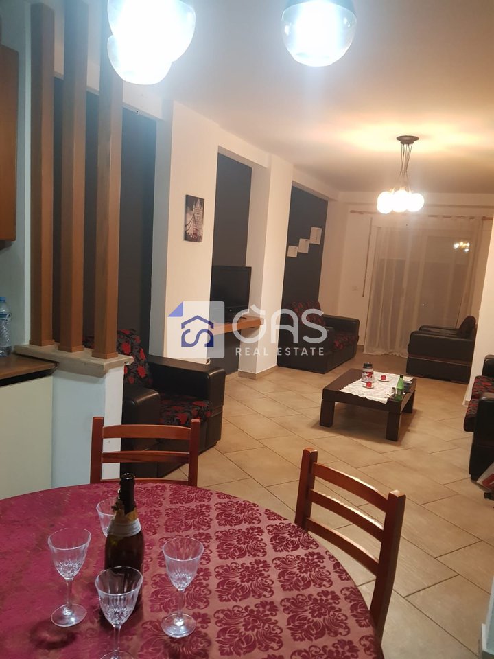 Jepet me qera apartament 2+1 prane Qendres