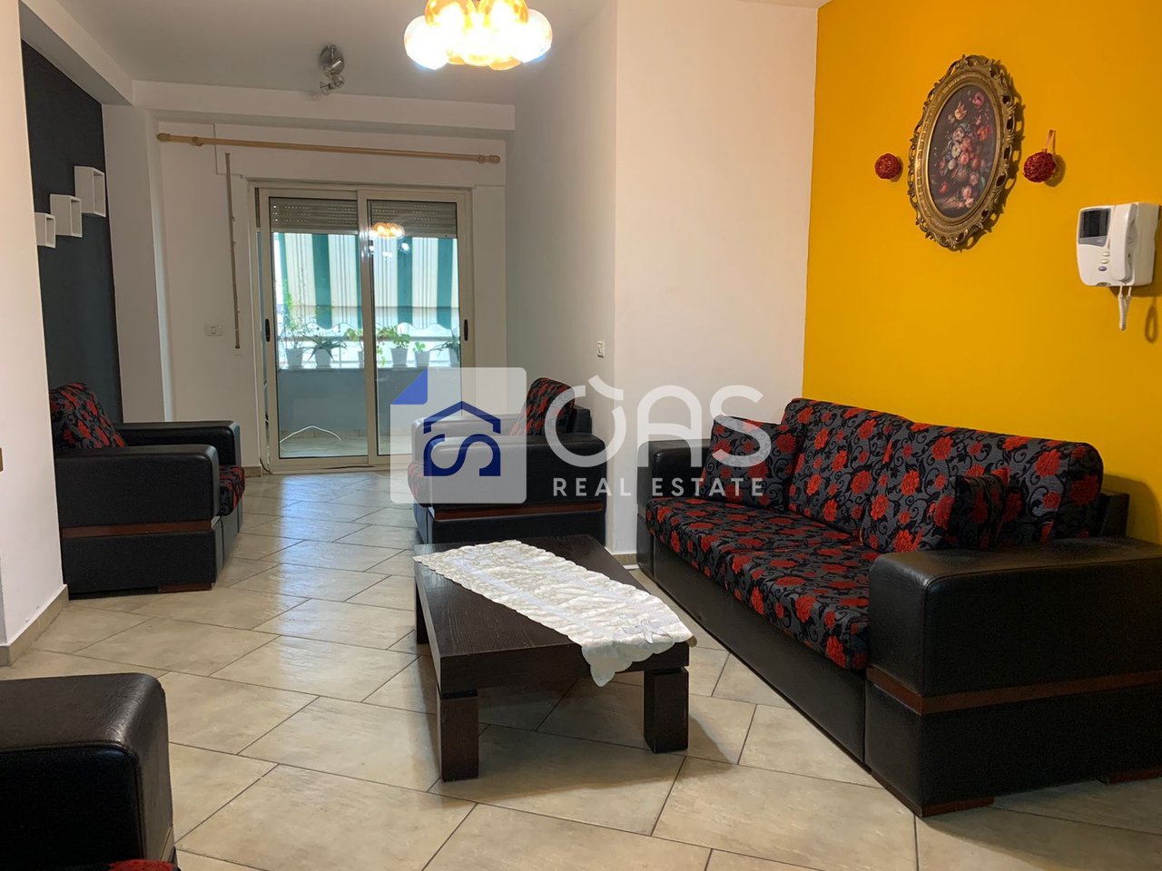Jepet me qera apartament 2+1 prane Qendres