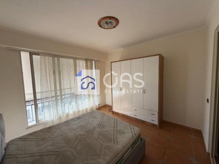 Jepet me qera Apartamenti 1+1  rruga barrikadave