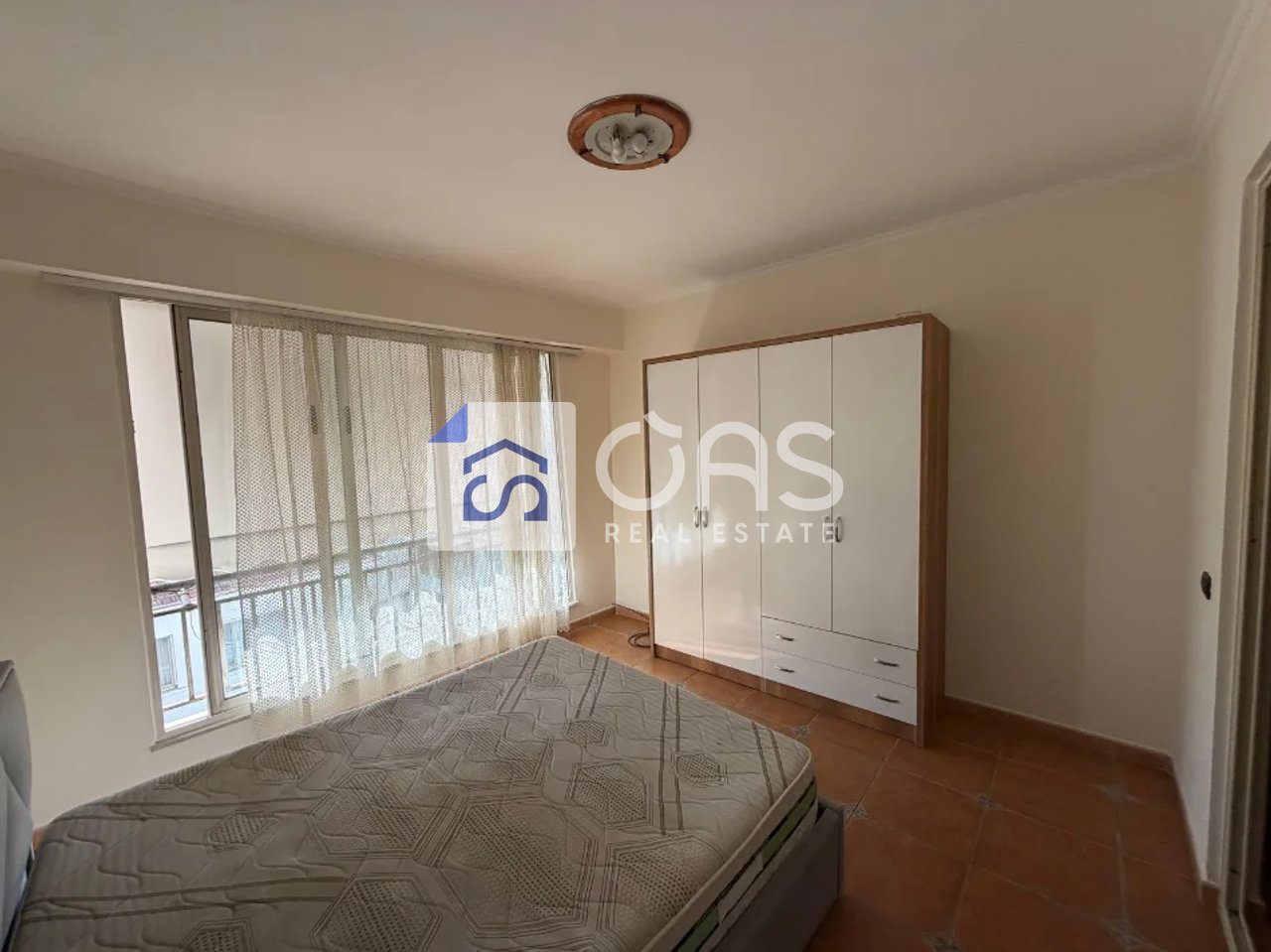 Jepet me qera Apartamenti 1+1  rruga barrikadave