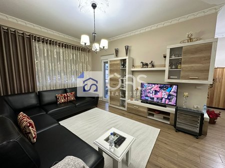 Shitet apartament 2+1+2 tek Pazari i Ri