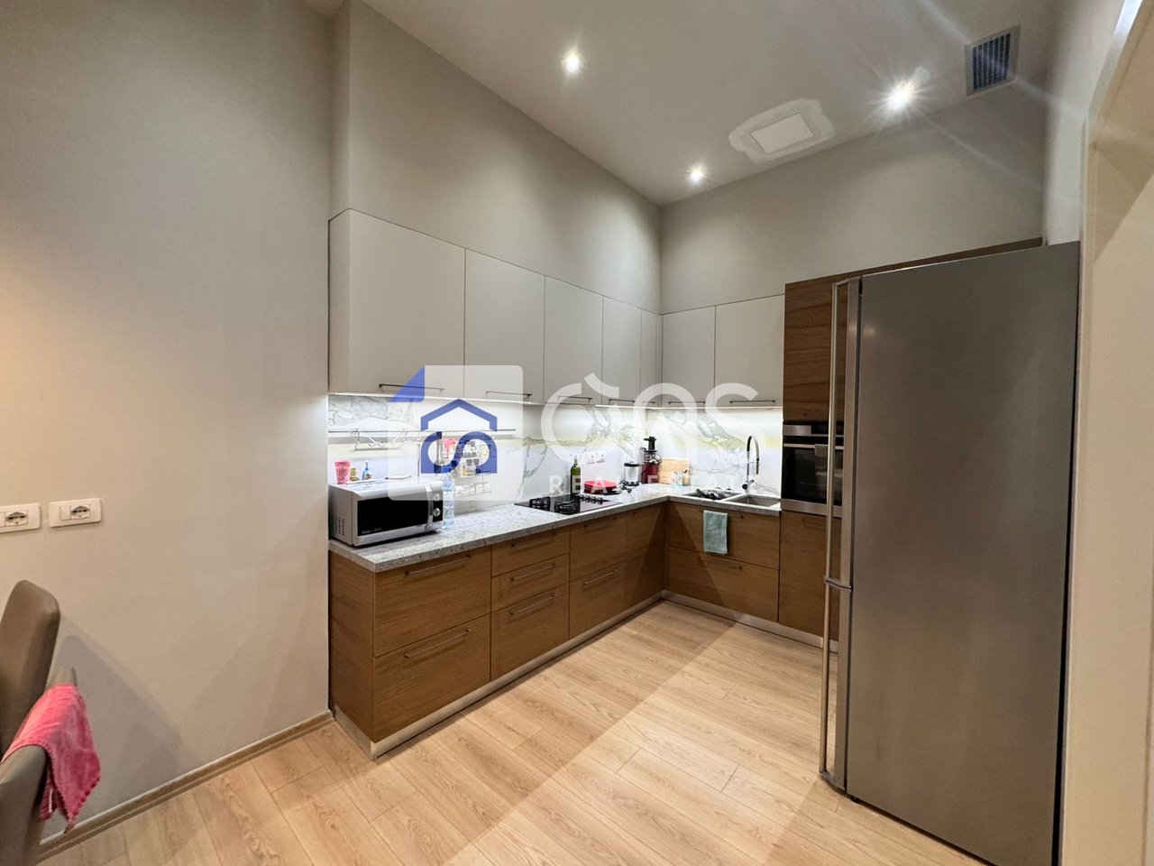 Shitet apartament 3+1+2+2 Garazhde Tek Liqeni i Thate