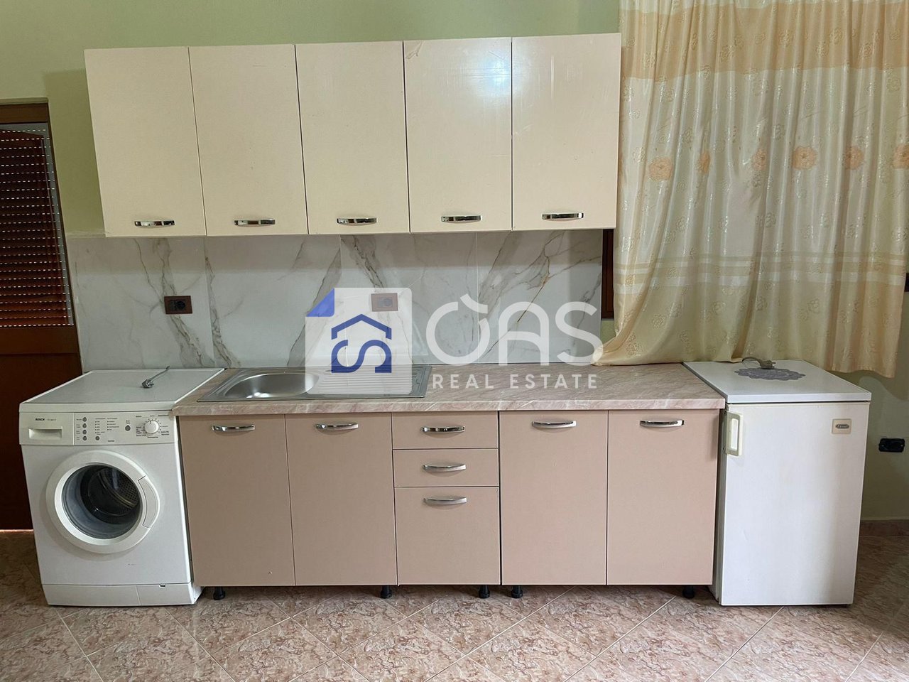 Jepet apartament me qera 2+1 Astir