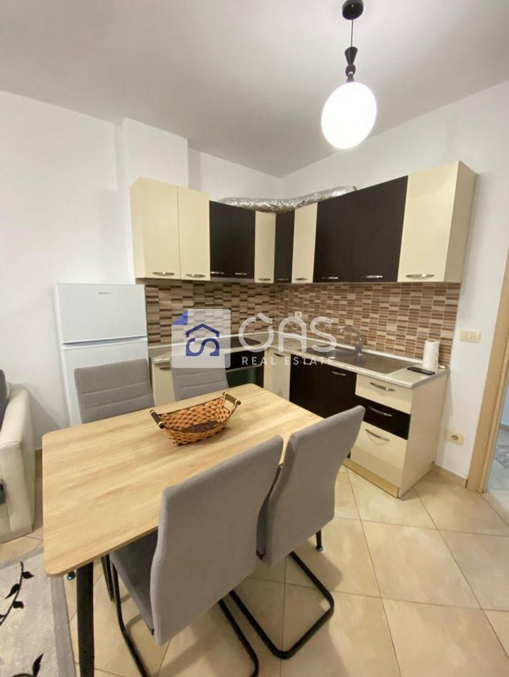 Jepet apartament me qera 2+1 Astir