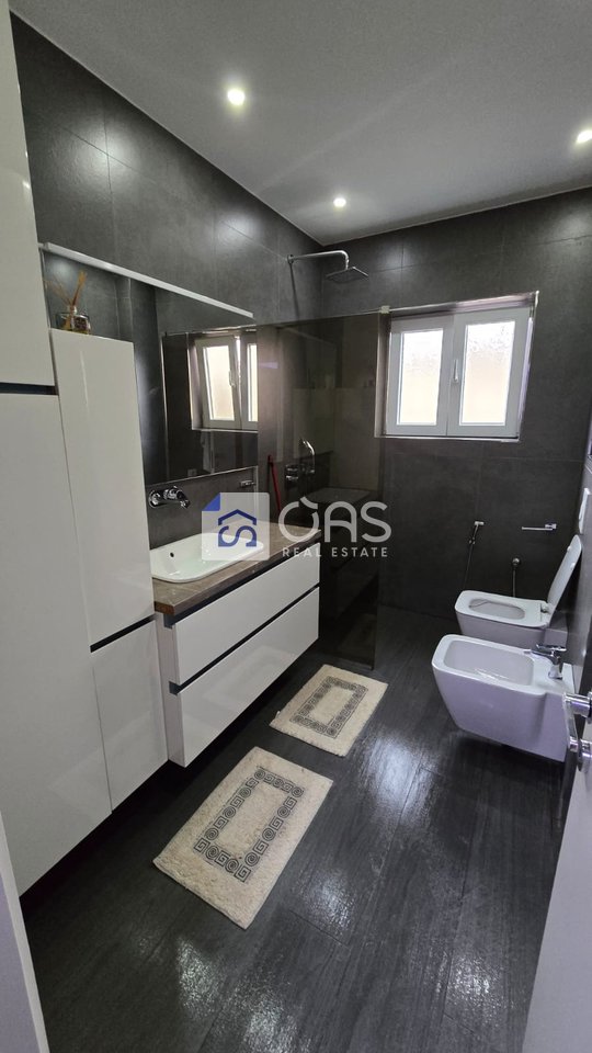 Jepet apartament me qera 2+1+ post parkimi ne Sauk