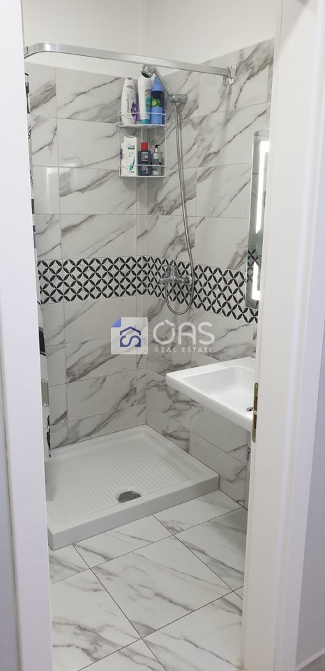 Appartamento 1+1 con posto auto in affitto a Kinostudio