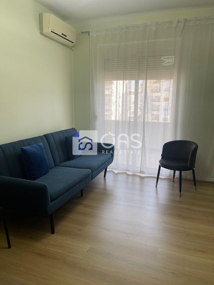 jepet me qera apartament  1+1 tek Komuna e Parisit