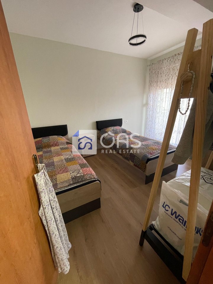 jepet me qera apartament  1+1 tek Komuna e Parisit