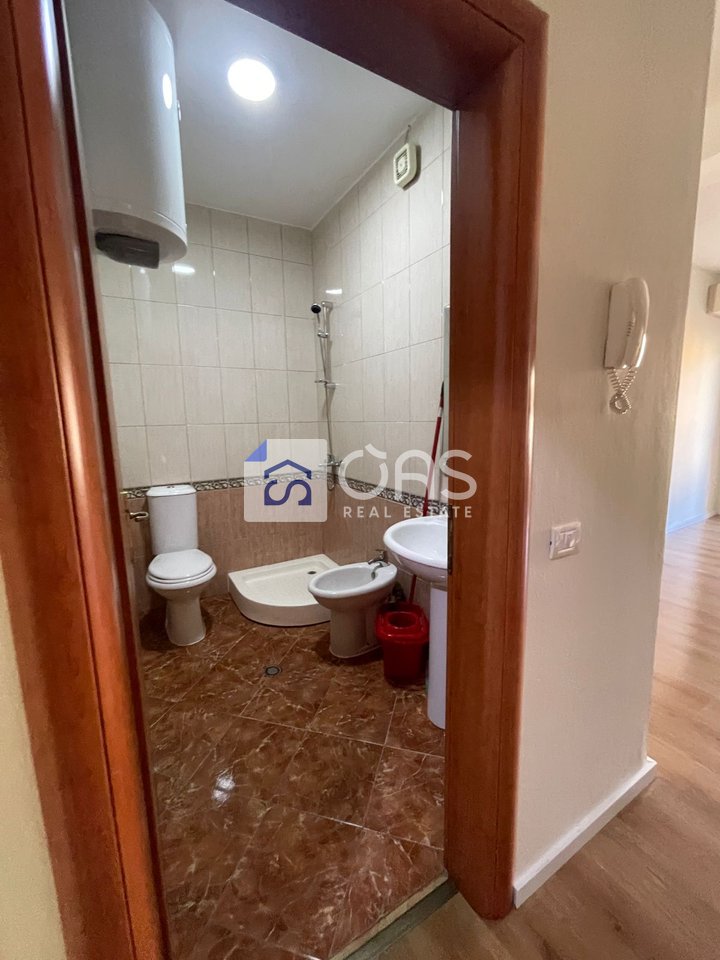 jepet me qera apartament  1+1 tek Komuna e Parisit