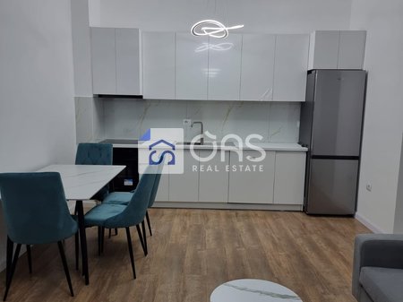 Affittasi appartamento 1+1 presso Komuna e Parisit, 850 euro.