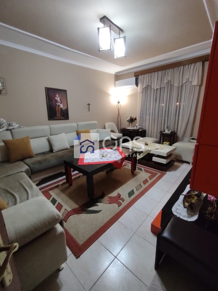 Vendesi appartamento 2+1 presso il Palazzo con Freccia