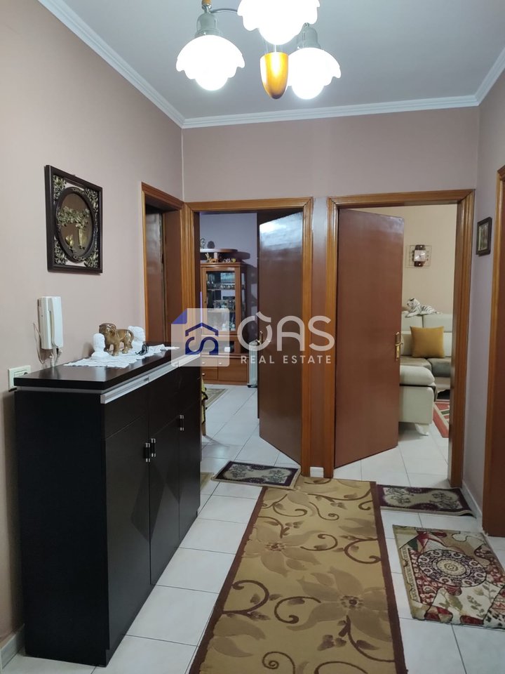 Vendesi appartamento 2+1 presso il Palazzo con Freccia