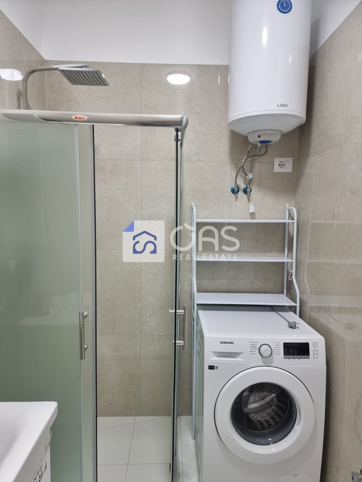 Affittasi appartamento 1+1 presso Komuna e Parisit, 850 euro.