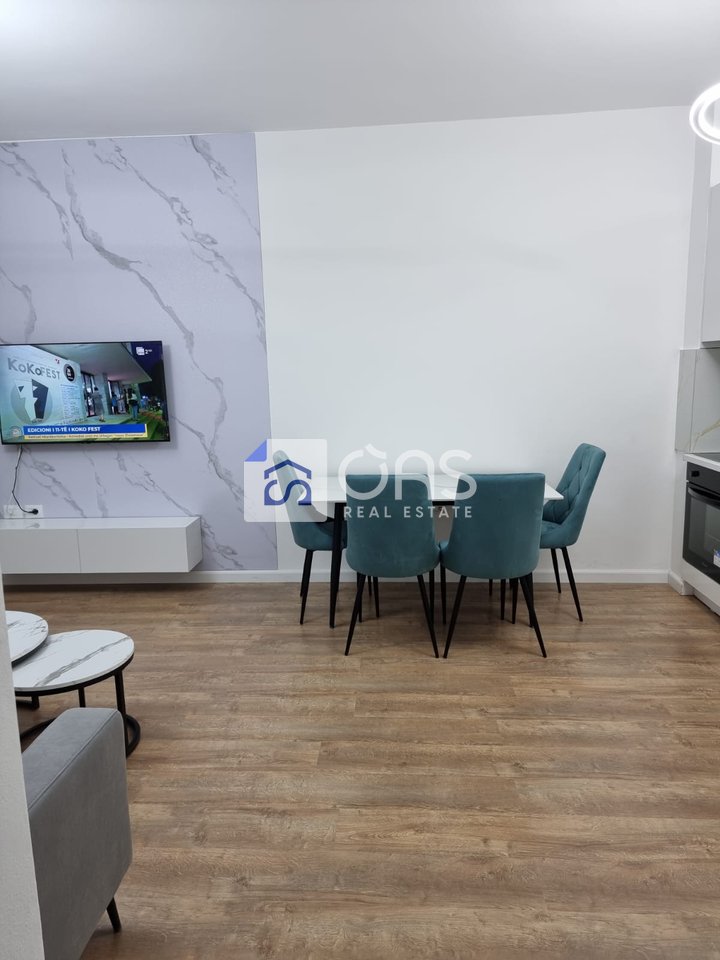 Affittasi appartamento 1+1 presso Komuna e Parisit, 850 euro.