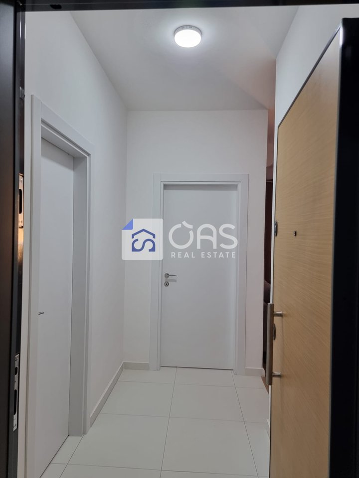 Affittasi appartamento 1+1 presso Komuna e Parisit, 850 euro.