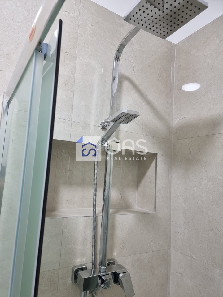 Affittasi appartamento 1+1 presso Komuna e Parisit, 850 euro.