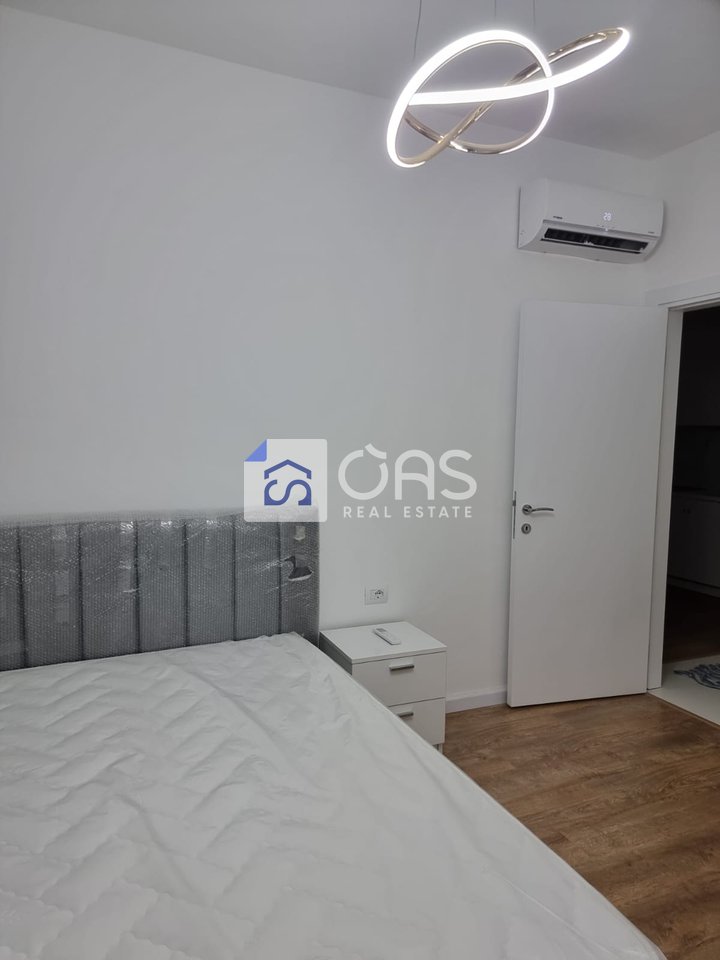 Affittasi appartamento 1+1 presso Komuna e Parisit, 850 euro.