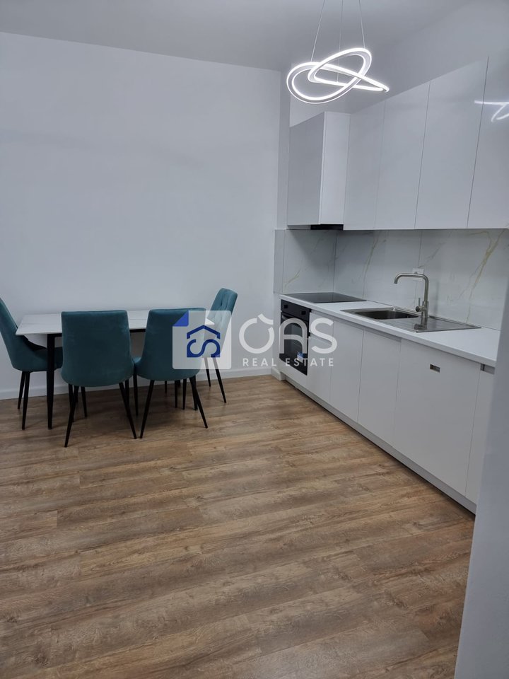 Affittasi appartamento 1+1 presso Komuna e Parisit, 850 euro.