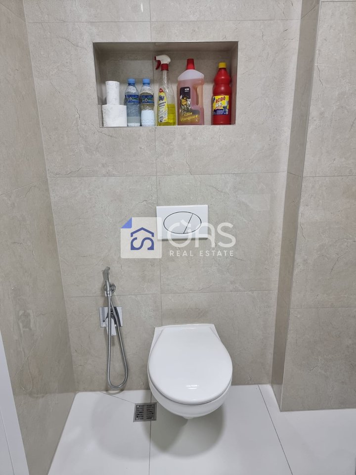 Affittasi appartamento 1+1 presso Komuna e Parisit, 850 euro.