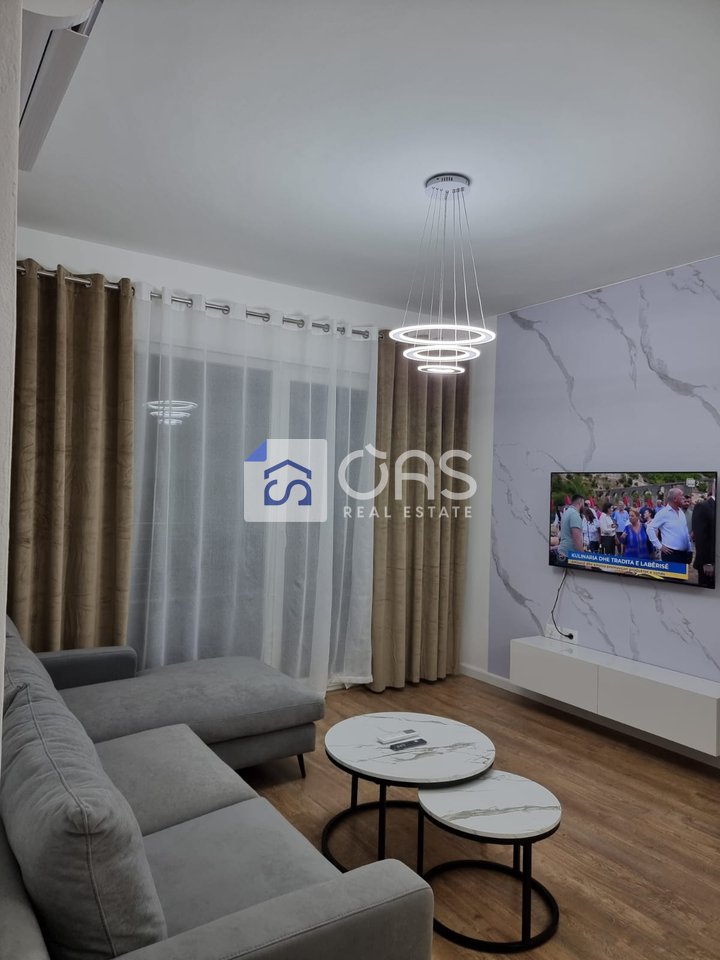 Affittasi appartamento 1+1 presso Komuna e Parisit, 850 euro.