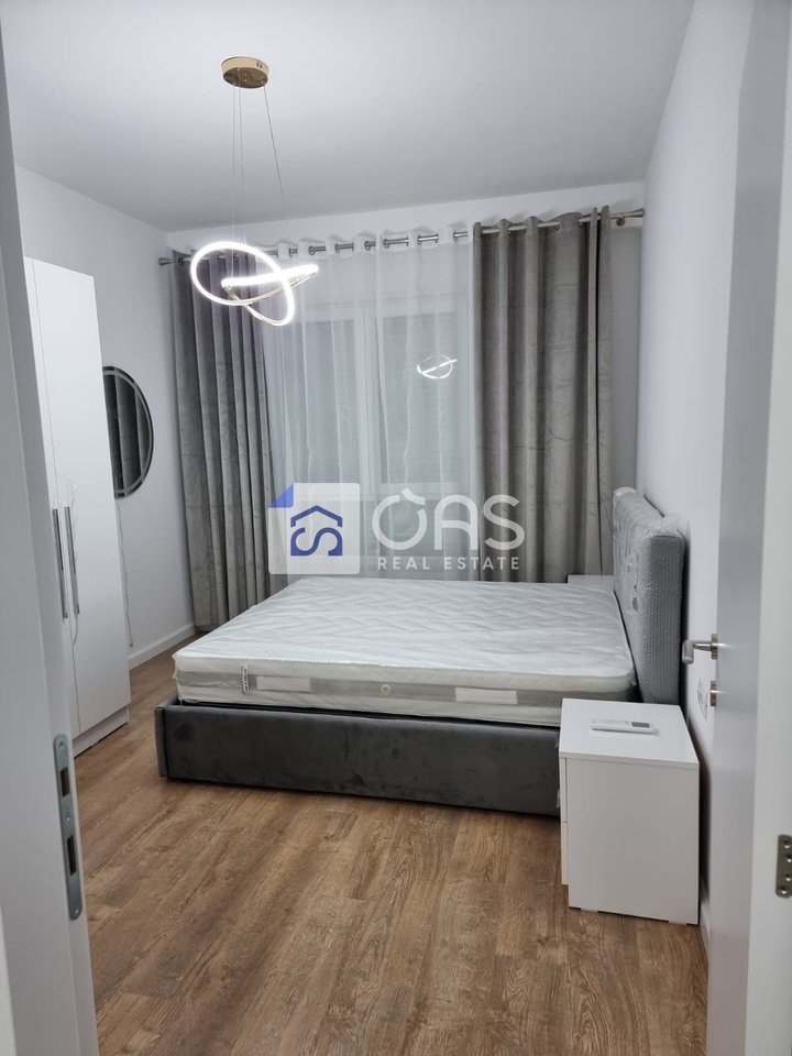 Affittasi appartamento 1+1 presso Komuna e Parisit, 850 euro.