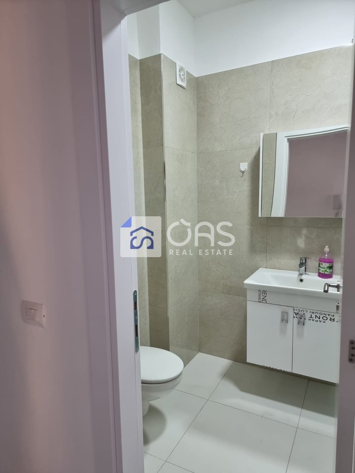 Affittasi appartamento 1+1 presso Komuna e Parisit, 850 euro.