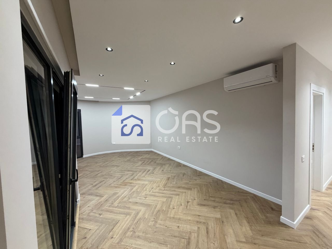 Si affitta ambiente ufficio a Astir