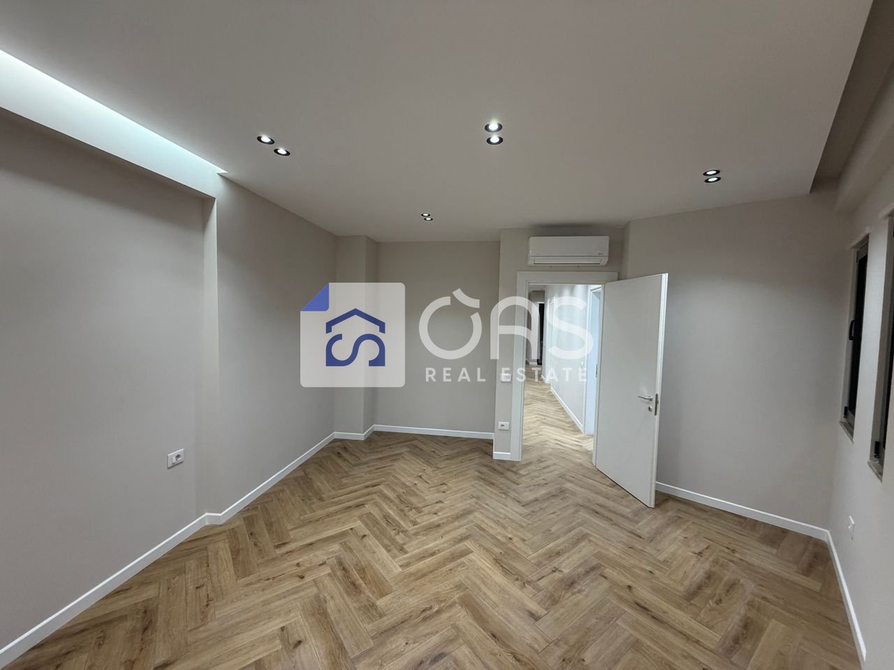 Si affitta ambiente ufficio a Astir