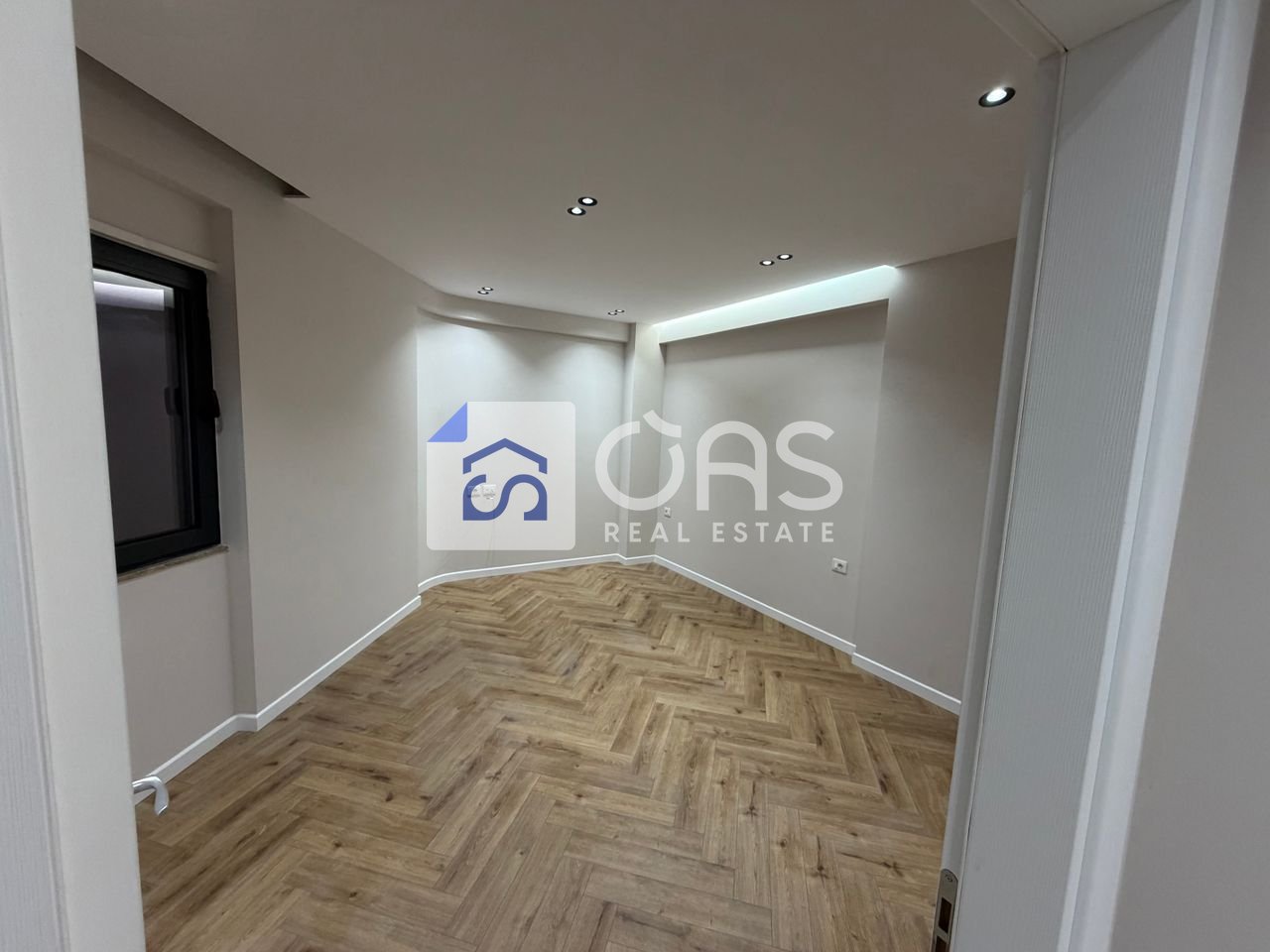 Si affitta ambiente ufficio a Astir